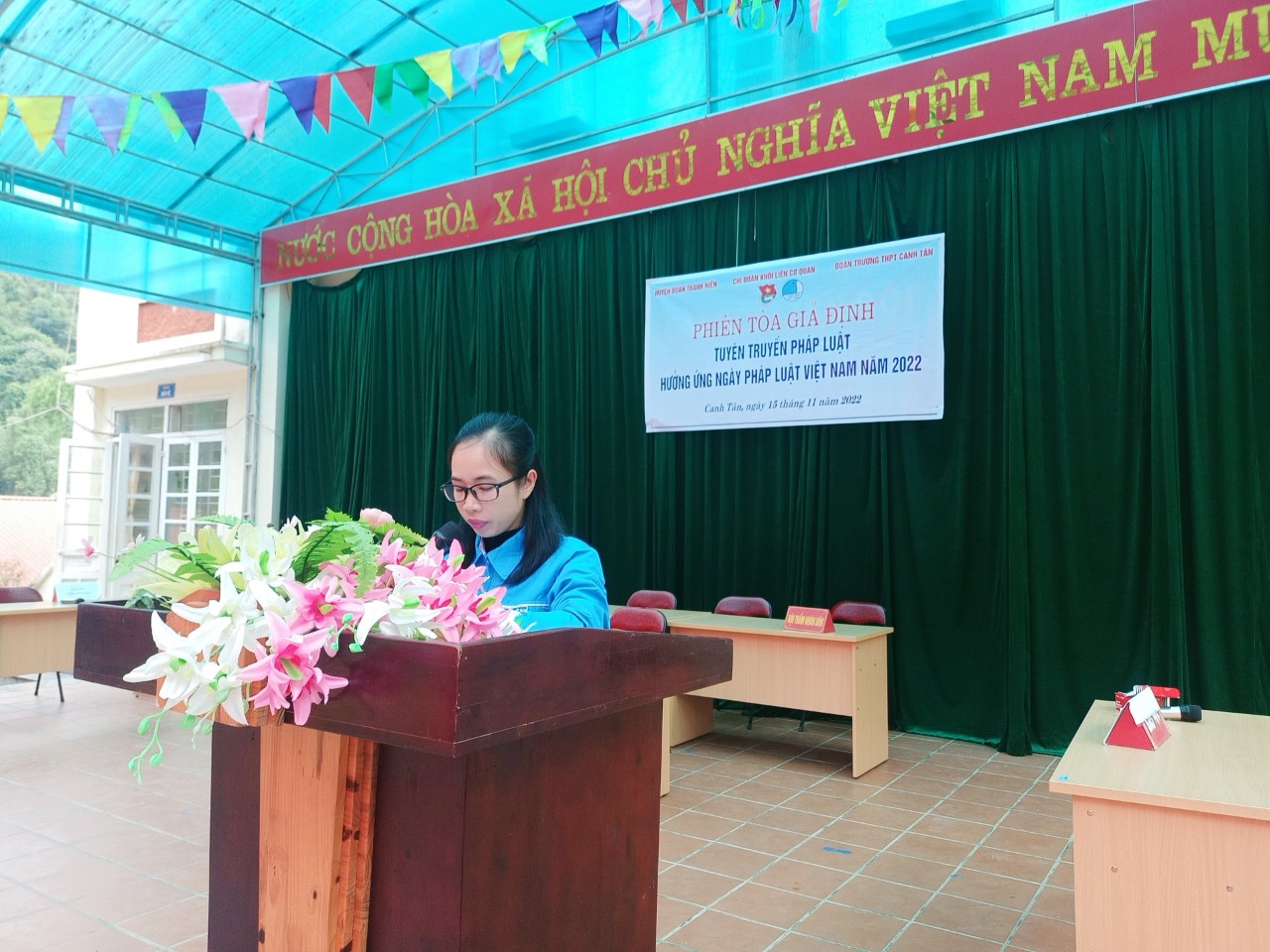 Đồng chí Nông Thị Thuận - Huyện uỷ viên, Bí thư Huyện Đoàn phát biểu tại chương trình.