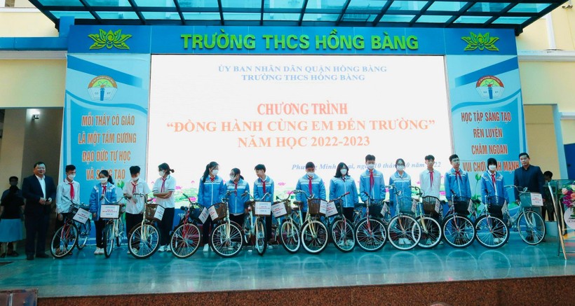 Lãnh đạo quận Hồng Bàng trao xe cho học sinh.