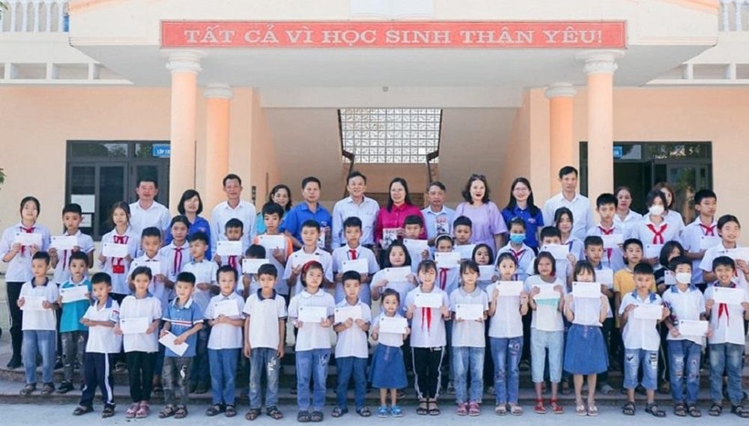 Trao tặng 45 suất học bổng Vũ Xuân cho học sinh nghèo vượt khó tại Thái Nguyên.