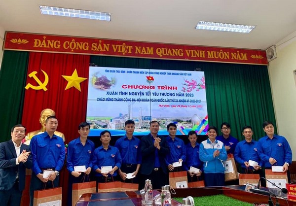Khen thưởng thanh niên lao động xuất sắc năm 2022 tại nhà máy Amon Nitrat Thái Bình.