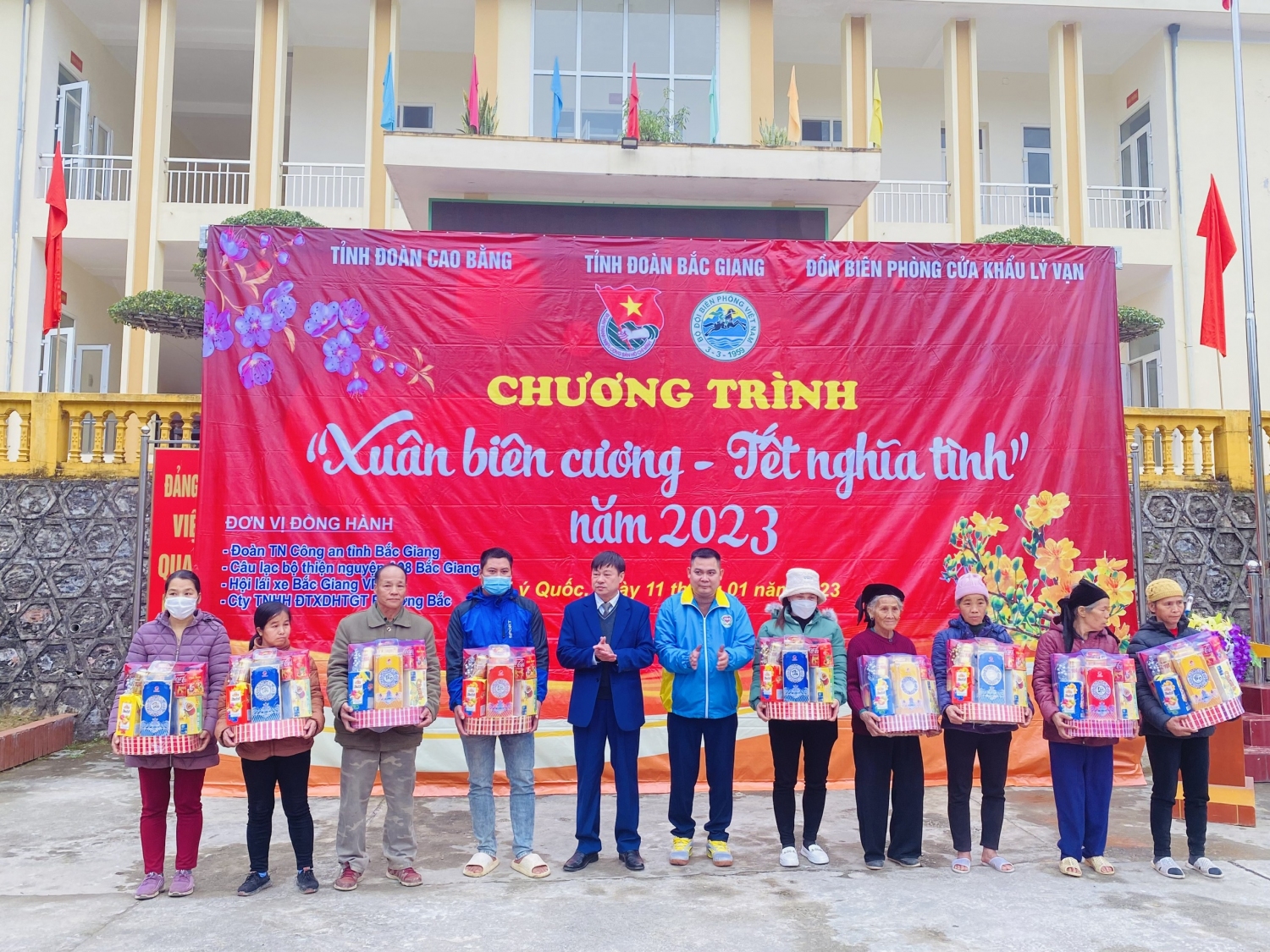 Câu lạc bộ thiện nguyện A98 Bắc Giang trao tặng quà Tết cho người dân có hoàn cảnh khó khăn