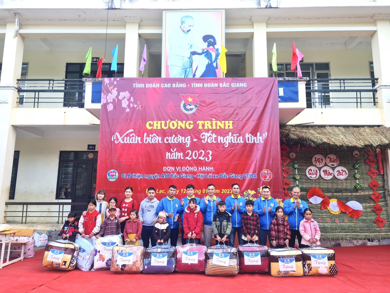 Câu lạc bộ thiện nguyện A98 Hội lái xe Bắc Giang vạn dặm bình an trao tặng chăn ấm cho thiếu nhi có hoàn cảnh khó khăn tại xã Kim Cúc, huyện Bảo Lạc