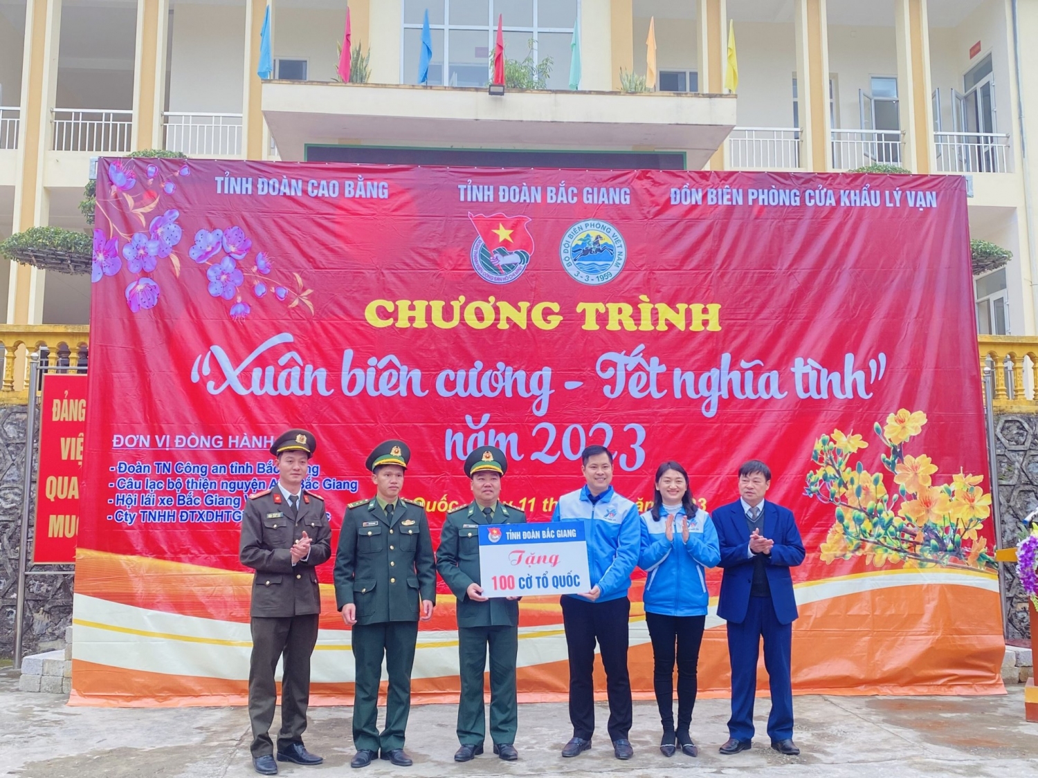 Đoàn công tác trao tặng 100 lá cờ Tổ quốc cho cán bộ, chiến sĩ Đồn Biên phòng Cửa khẩu Lý Vạn, huyện Hạ Lang