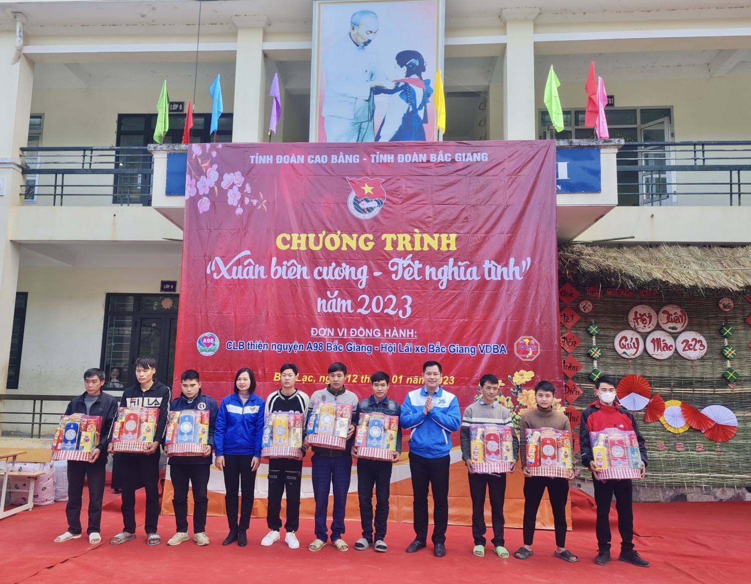 Đoàn công tác trao tặng quà Tết cho người dân có hoàn cảnh khó khăn tại xã Kim Cúc, huyện Bảo Lạc