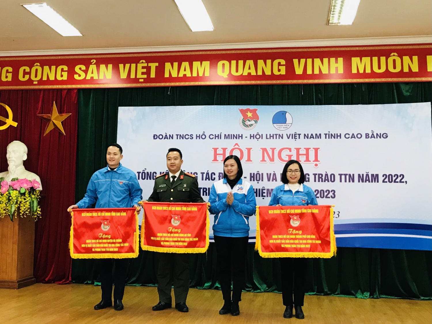 Đ/c Hoàng Hồng Diệu - Bí thư Tỉnh Đoàn tặng cờ cho đơn vị xuất sắc dẫn đầu khối về công tác Đoàn và phong trào TTN năm 2022.