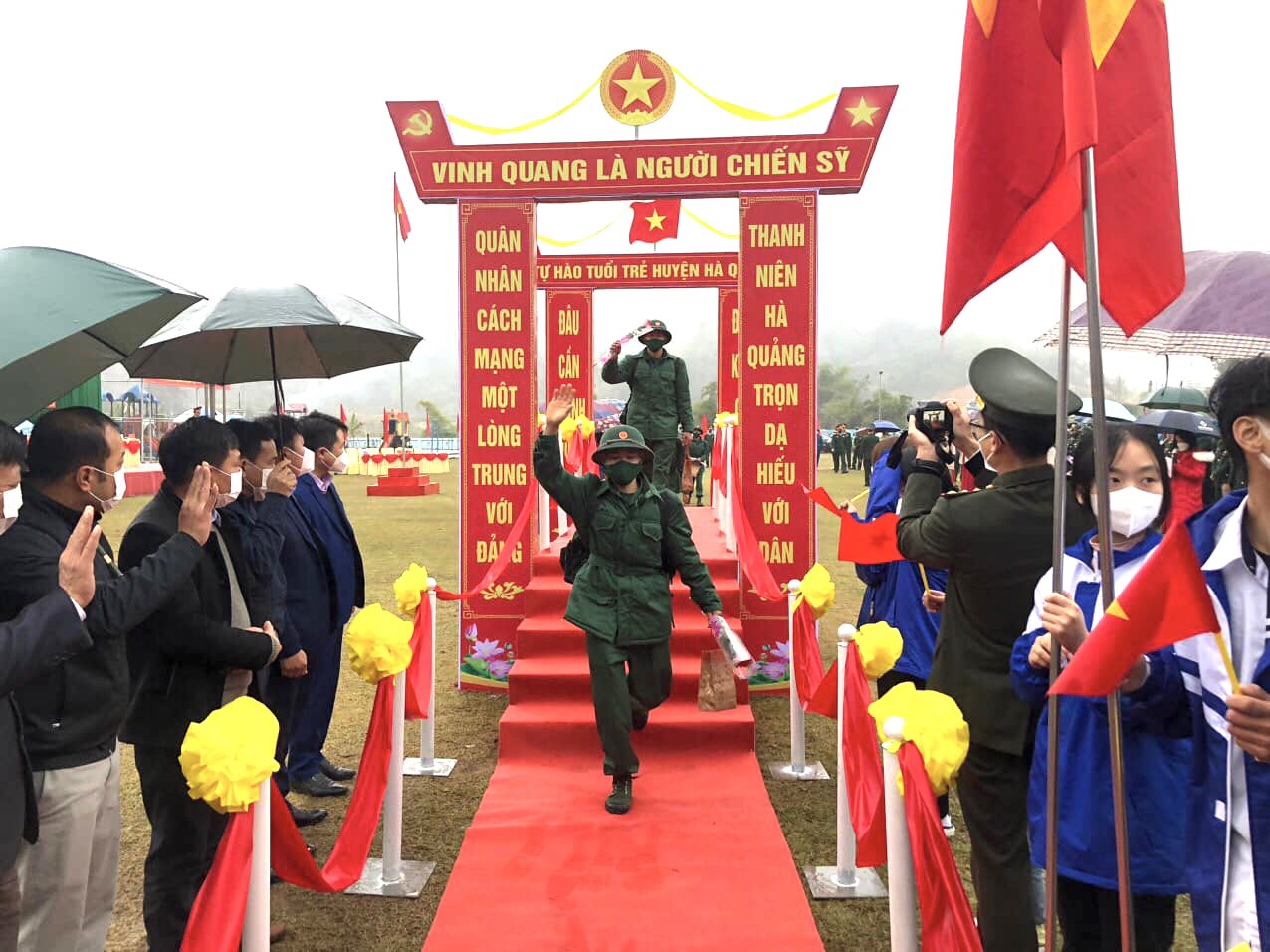 Tân binh huyện Hà Quảng lên đường nhập ngũ.