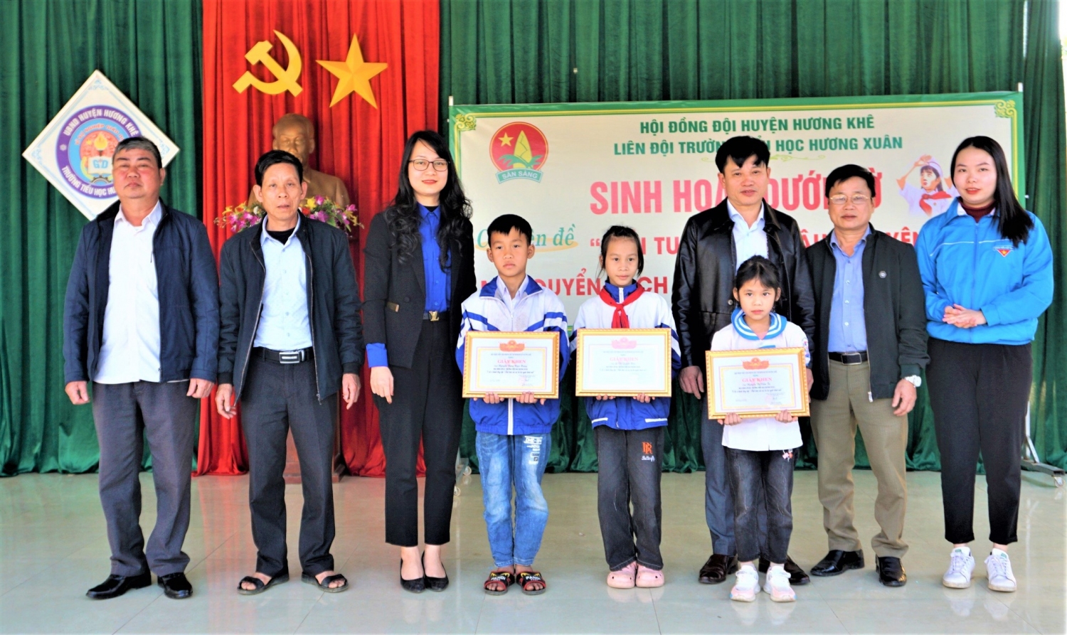 Hội đồng Đội huyện Hương Khê tặng quà cho 03 em học sinh nhặt được của rơi tìm người trả lại