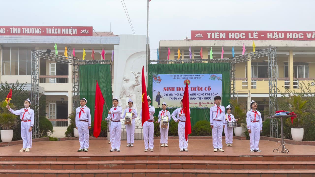 Trường THCS Đề Thám tổ chức Sinh hoạt dưới cờ với chủ đề: "Noi gương Anh hùng Kim Đồng, Thiếu nhi Việt Nam tiến bước".
