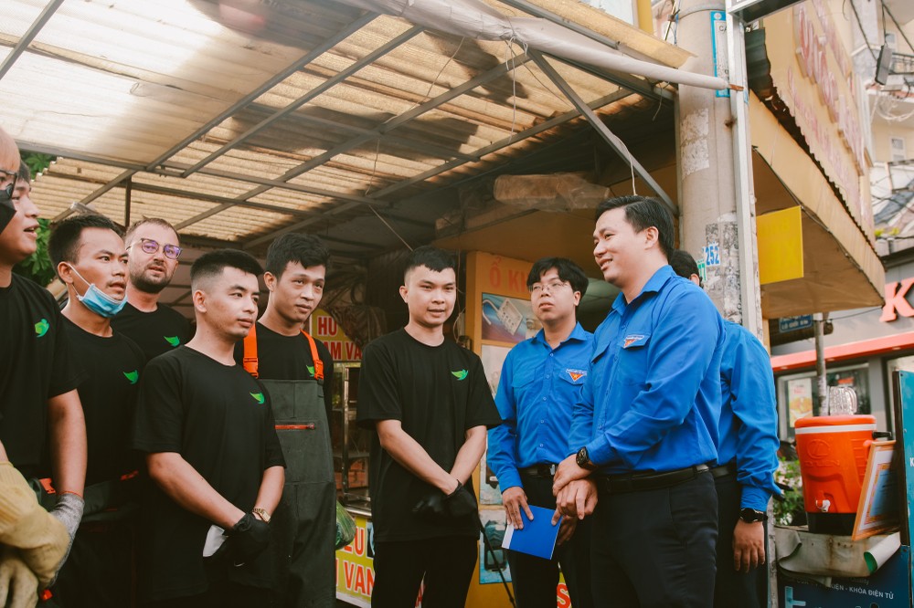 Anh Doãn Trường Quang - Ủy viên Ban Thường vụ, Phó Chủ tịch thường trực Hội LHTN Việt Nam thành phố trò chuyện với nhóm bạn trẻ vớt rác Sài Gòn xanh. (Ảnh: TLTĐ)