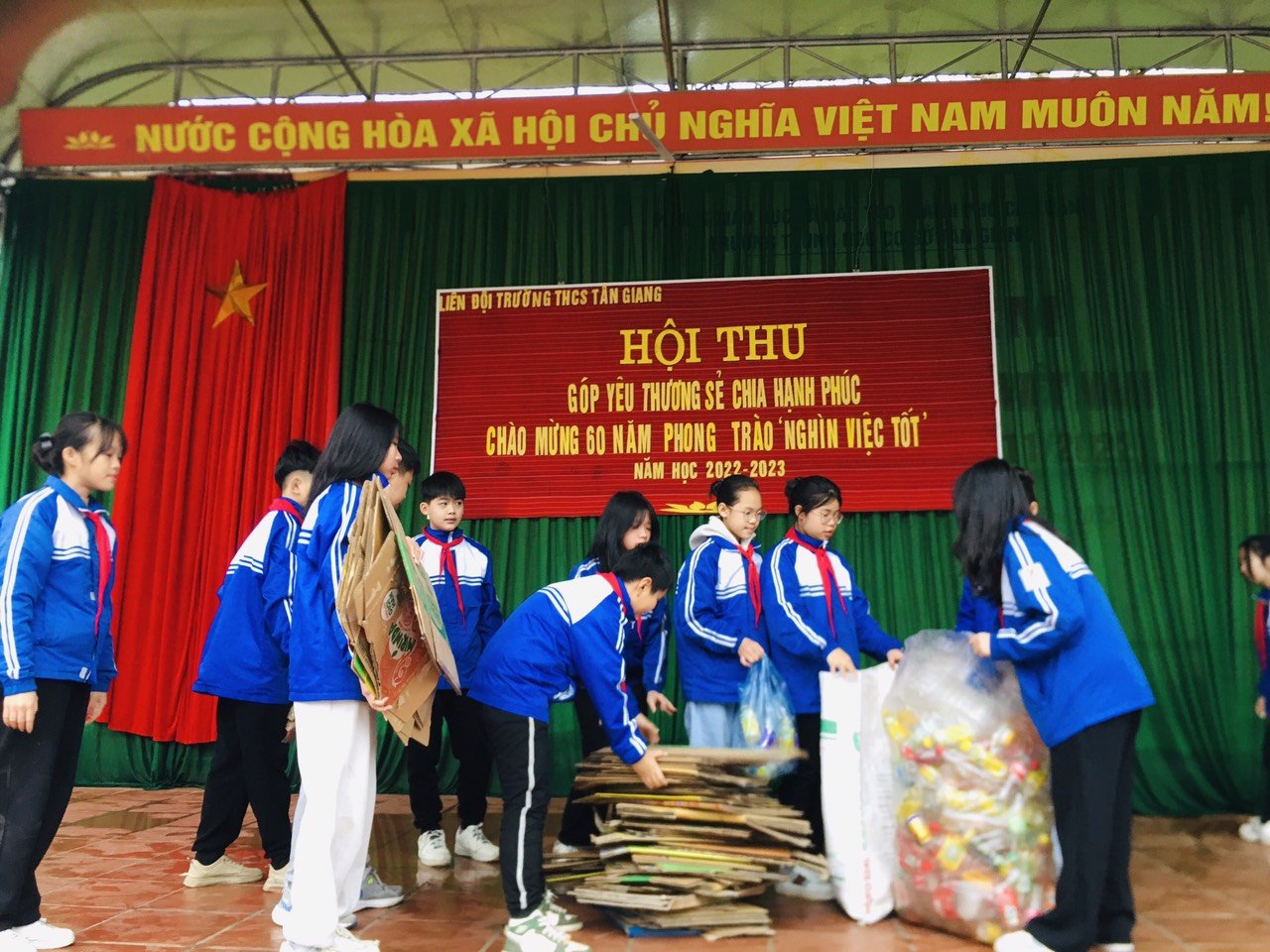 Hội thu "Góp yêu thương - Sẻ chia hạnh phúc" của Liên Đội trường THCS Tân Giang.
