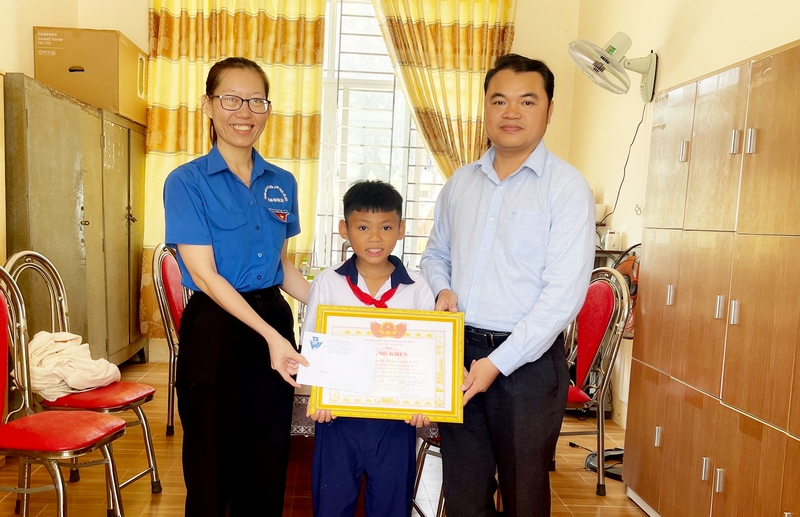Trao tặng Bằng khen của Hội đồng Đội tỉnh, tiền thưởng cho em Nguyễn Uy Hưng