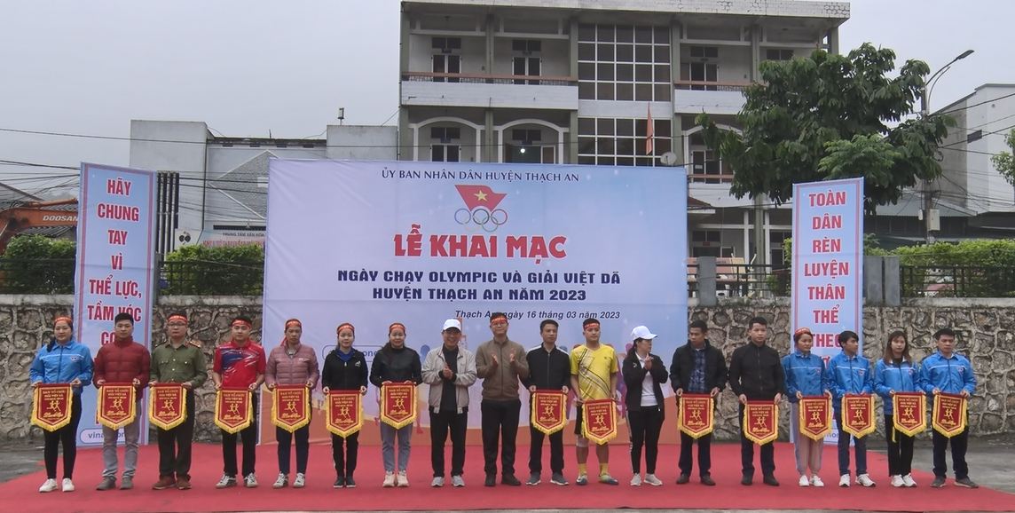 Các đơn vị tham gia Giải Việt dã nhận Cờ lưu niệm từ Ban Tổ chức.