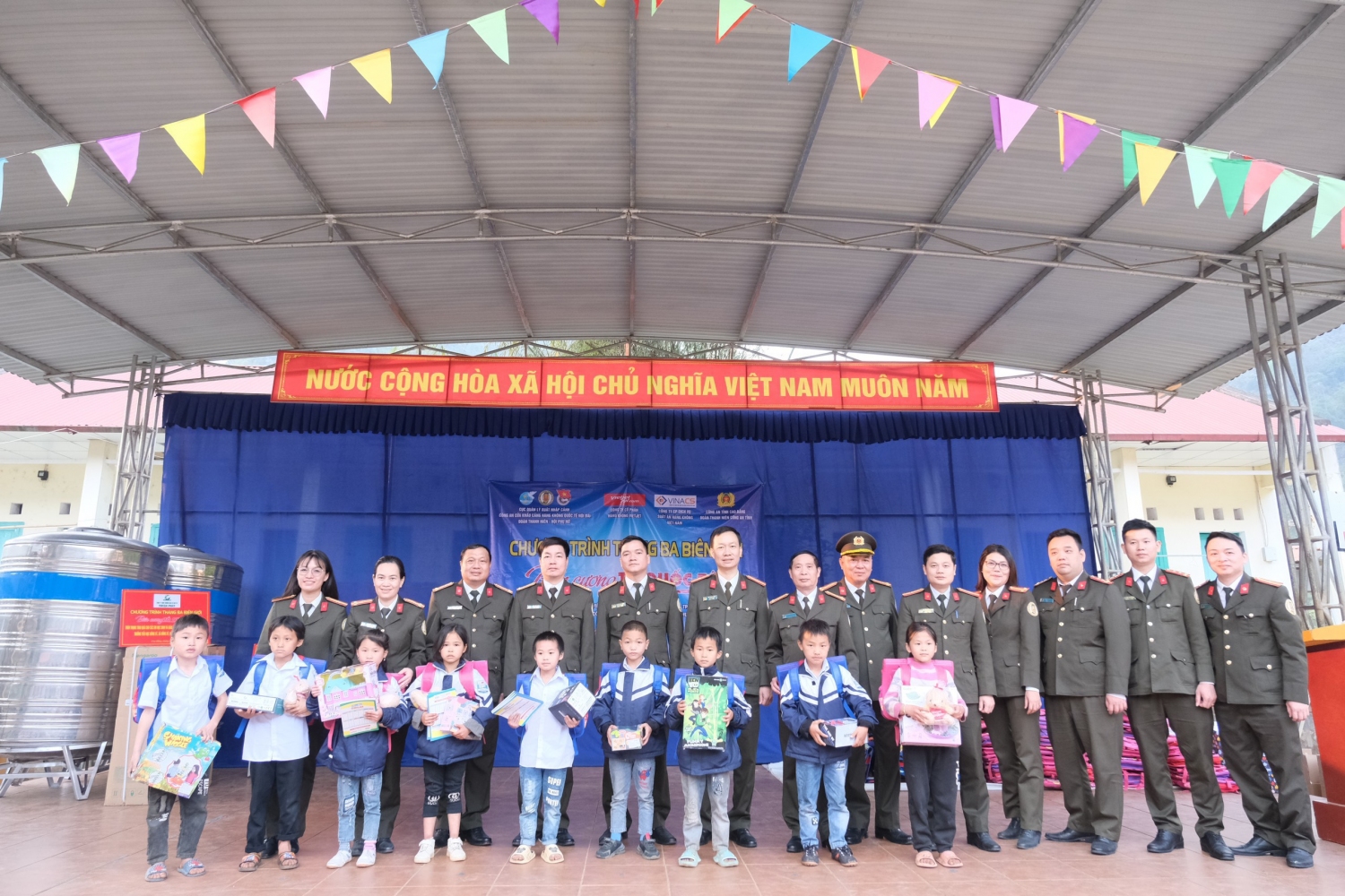Đoàn công tác trao tặng các suất quà cho học sinh Trường Tiểu học Hồng Sỹ