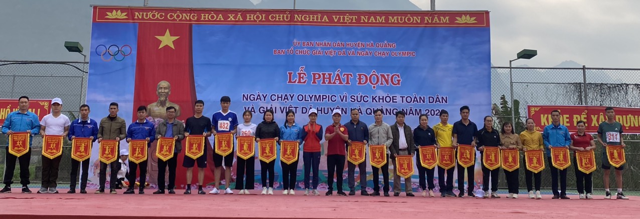 Các VĐV tham gia giải chạy Việt dã 2023.