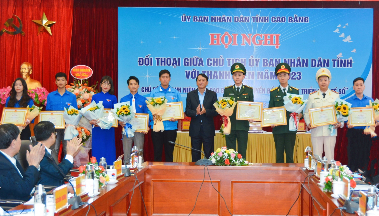 Chủ tịch UBND tỉnh tặng Bằng khen tuyên dương 10 công dân trẻ tiêu biểu tỉnh Cao Bằng năm 2022