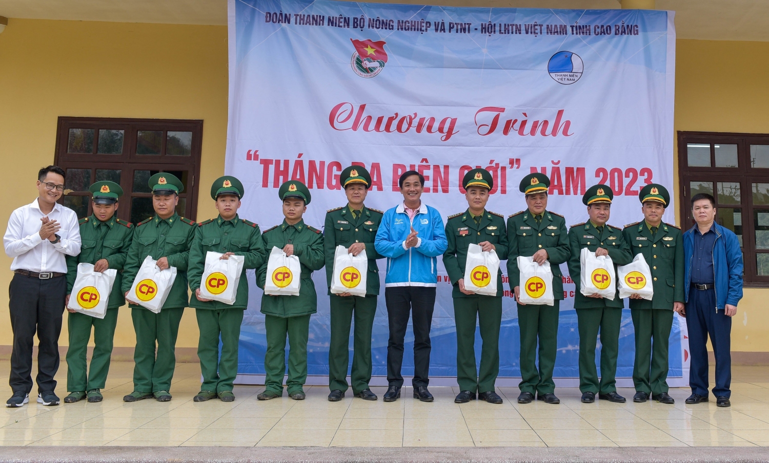Đoàn công tác trao tặng 60 suất quà cho cán bộ, chiến sĩ Đồn Biên phòng Tổng Cọt