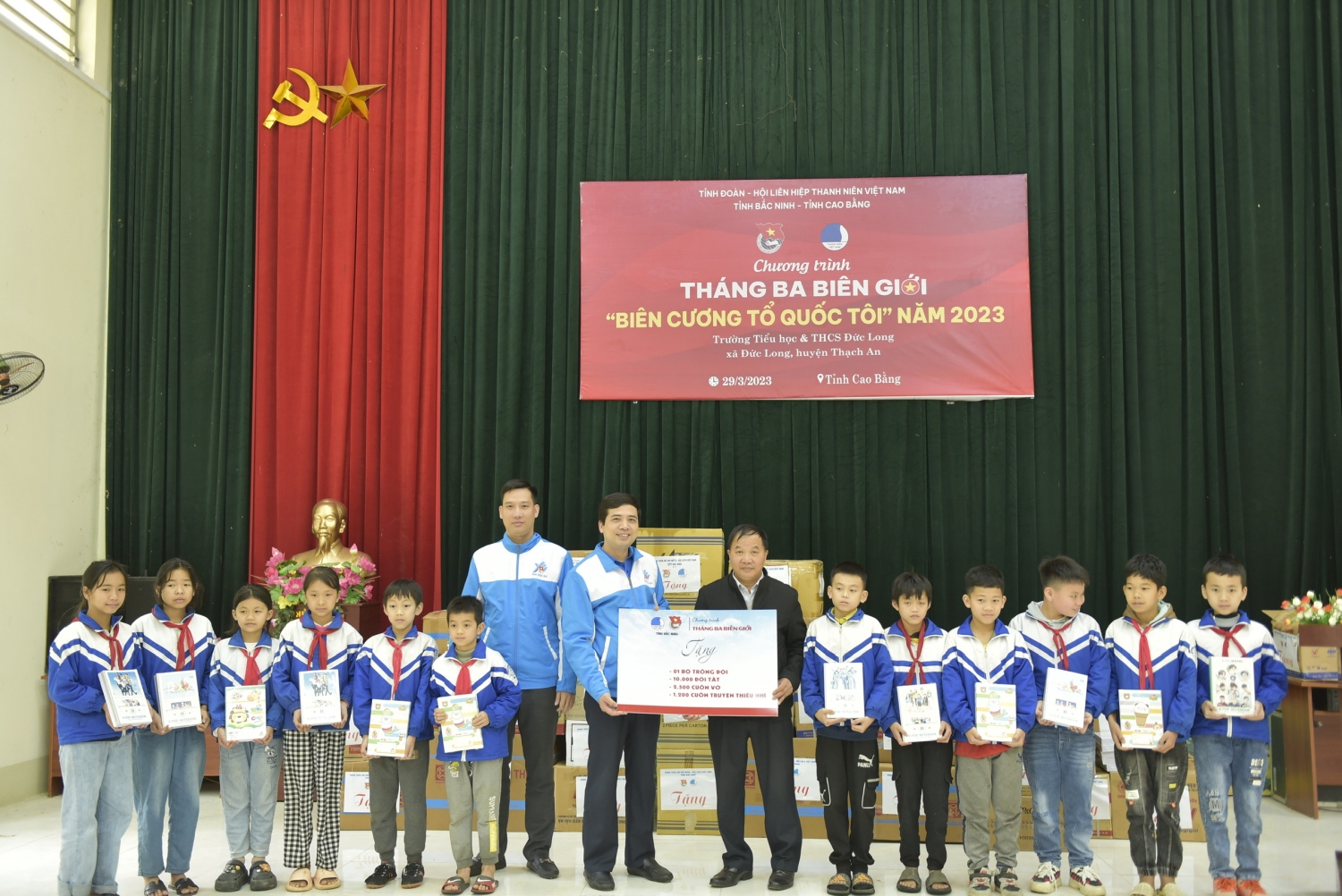 Đoàn công tác trao tặng các phần quà cho Trường Tiểu học và THCS Đức Long