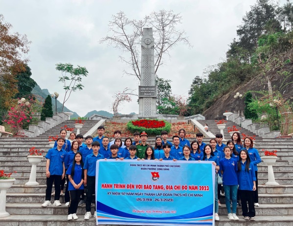 Đoàn phường Sông Bằng, Tân Giang tại cột mốc Km0 và Bảo tàng Hồ Chí Minh – Pác Bó, Hà Quảng