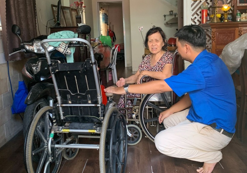 Đoàn viên Trường Cao đẳng Nghề Đà Nẵng nhận xe lăn về sửa chữa miễn phí