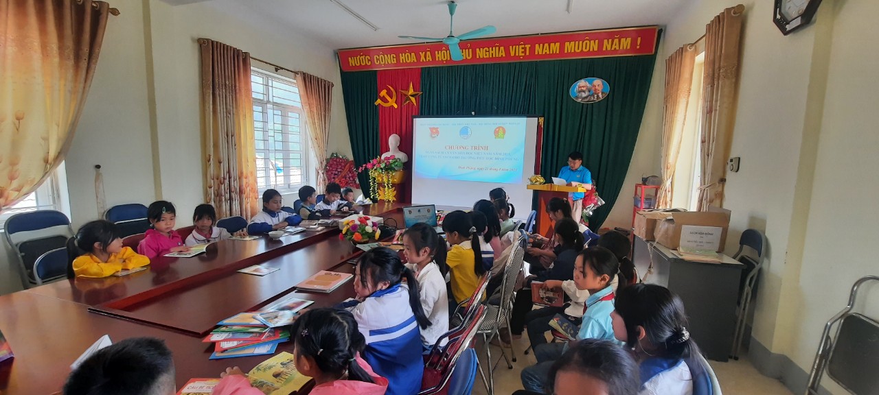 Chương trình Ngày sách và văn hóa đọc Việt Nam năm 2023, trao tặng tủ sách cho trường Tiểu học Đình Phùng.
