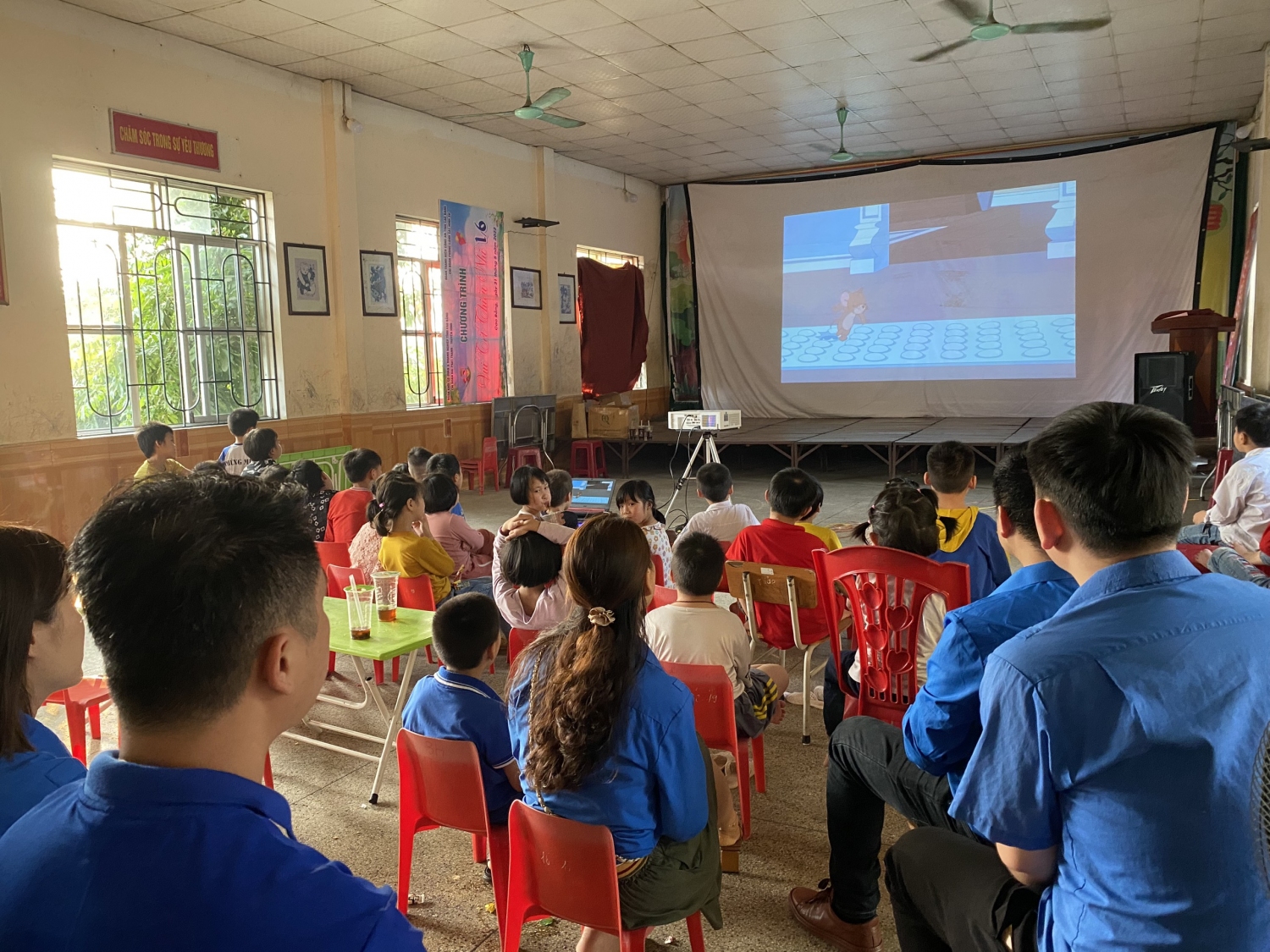Các đoàn viên Chi đoàn TTVHTTDL tỉnh xem phim cùng các học sinh.