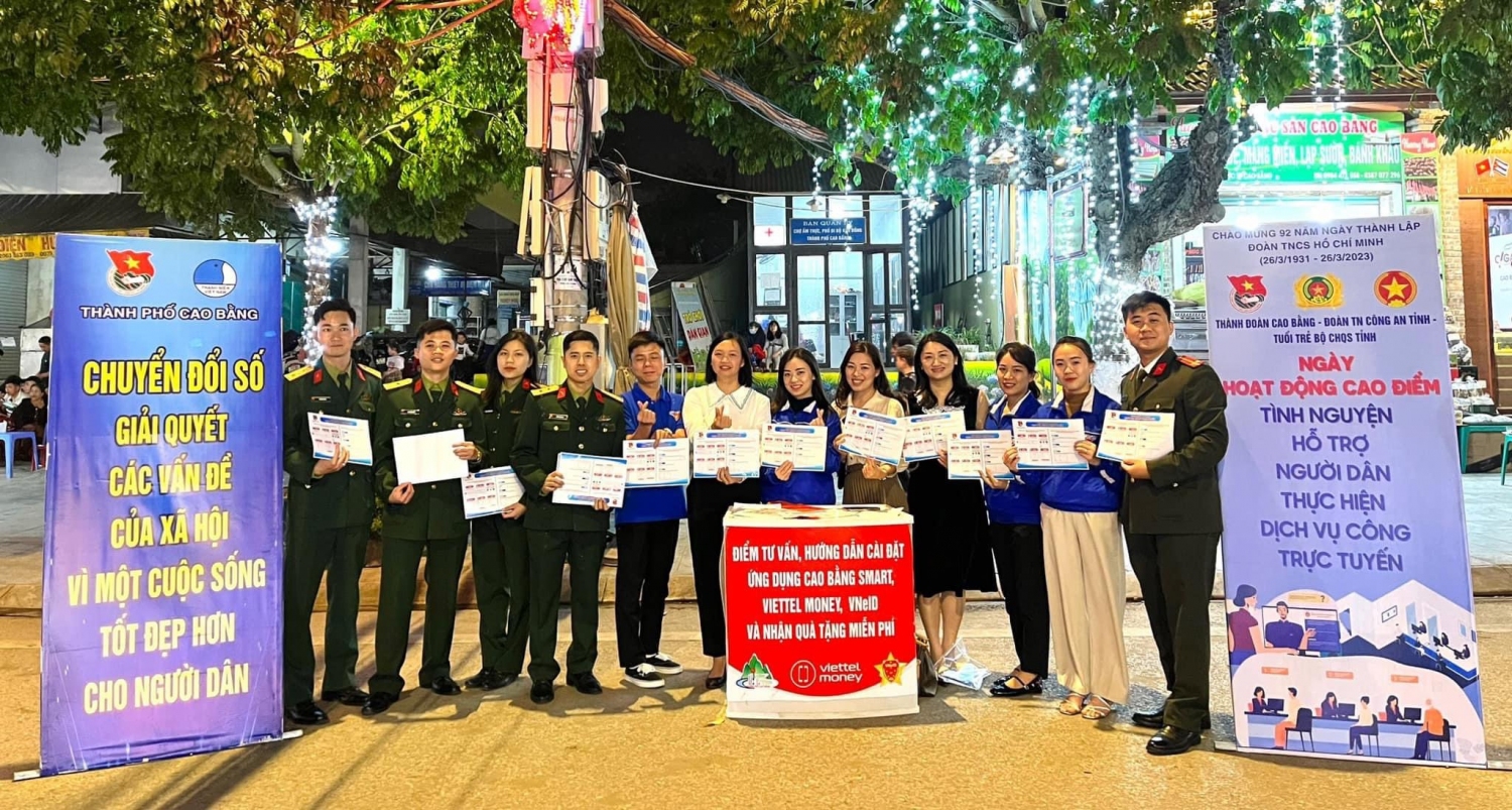 Thành Đoàn, Đoàn TN Công an tỉnh, Đoàn TN Quân sự tỉnh phối hợp tổ chức hoạt động đội hình tri thức trẻ tình nguyện ra quân hướng dẫn kỹ năng sử dụng máy tính, hỗ trợ người dân thực hiện dịch vụ công trực tuyến tại phố đi bộ Kim Đồng.