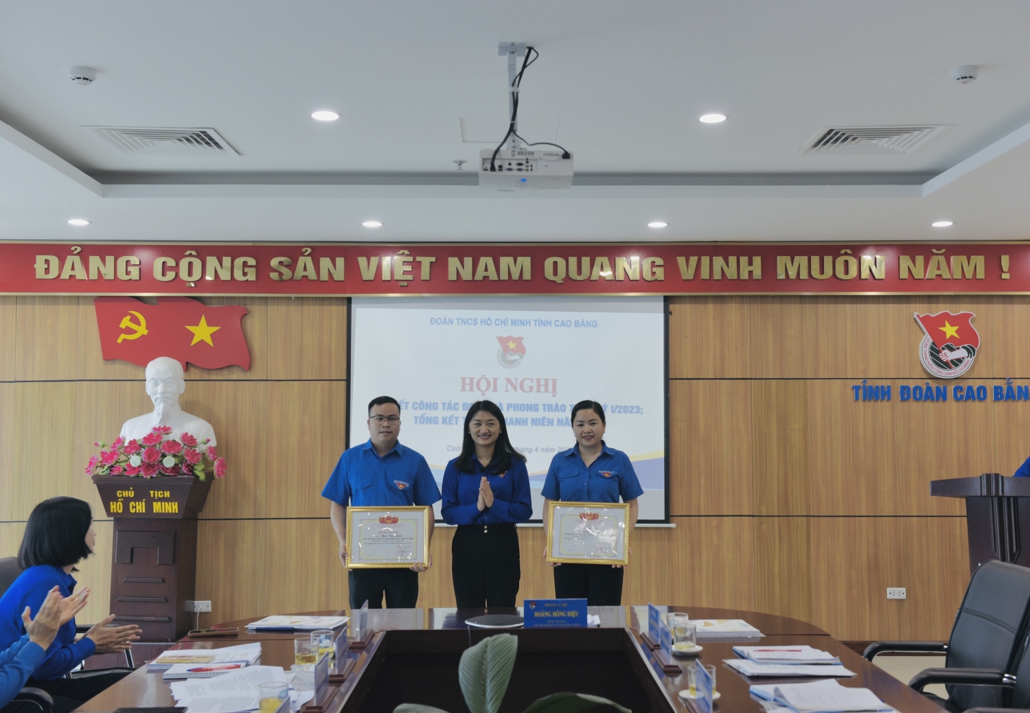 Đc Triệu Thanh Dung Phó Bí thư Tỉnh Đoàn tặng Bằng khen cho các cá nhân có thành tích xuất sắc trong Chương trình Tình nguyện mùa Đông 2022 Xuân tình nguyện 2023