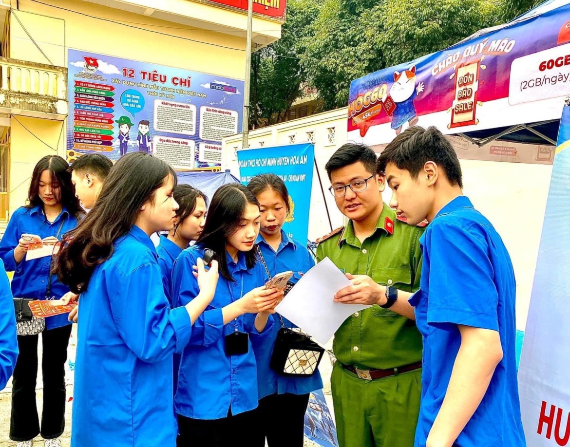 Đội tri thức trẻ tình nguyện huyện Hòa An hướng dẫn ĐVTN, học sinh cài đặt ứng dụng VneID, Cao Bằng Smart và hướng dẫn kỹ năng khai thác internet, mạng xã hội an toàn,
