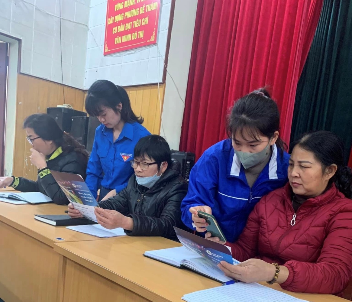 Đội tri thức trẻ tình nguyện thành phố Cao Bằng hướng dẫn người dân cài đặt ứng dụng VNeID, Cao Bằng Smart, tạo tài khoản trên Cổng dịch vụ công của tỉnh