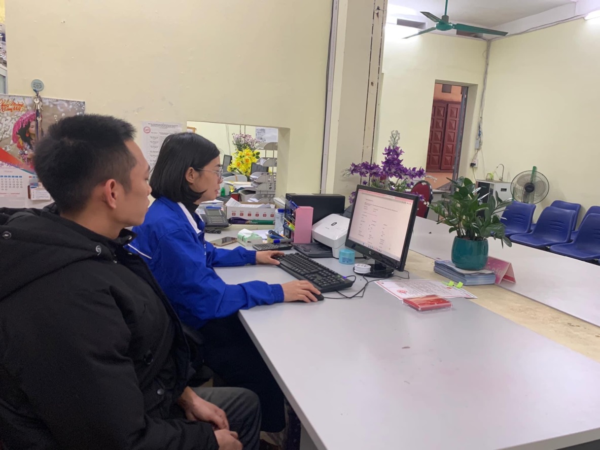 Đội tri thức trẻ tình nguyện thành phố Cao Bằng hướng dẫn người dân sử dụng máy tính truy cập và tạo tài khoản trên Cổng dịch vụ công của tỉnh