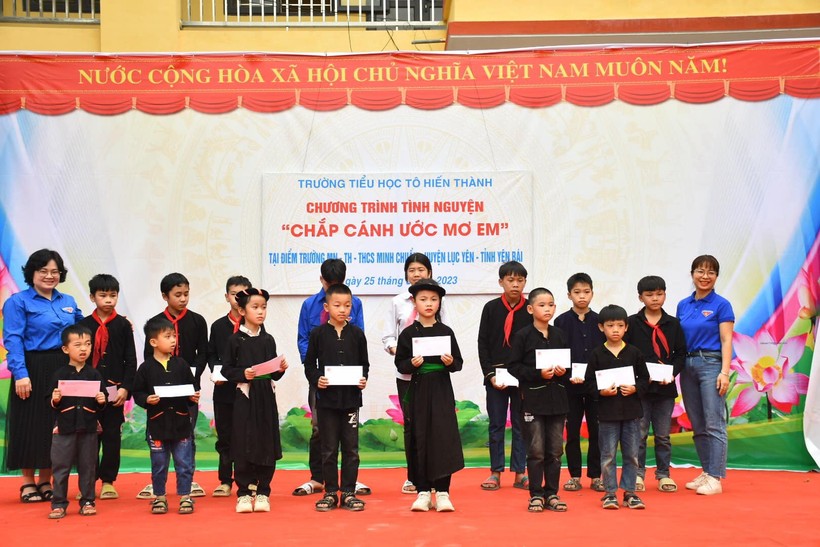 Học sinh Trường TH&THCS Minh Chuẩn nhận quà của thầy trò Trường Tiểu học Tô Hiến Thành trao tặng