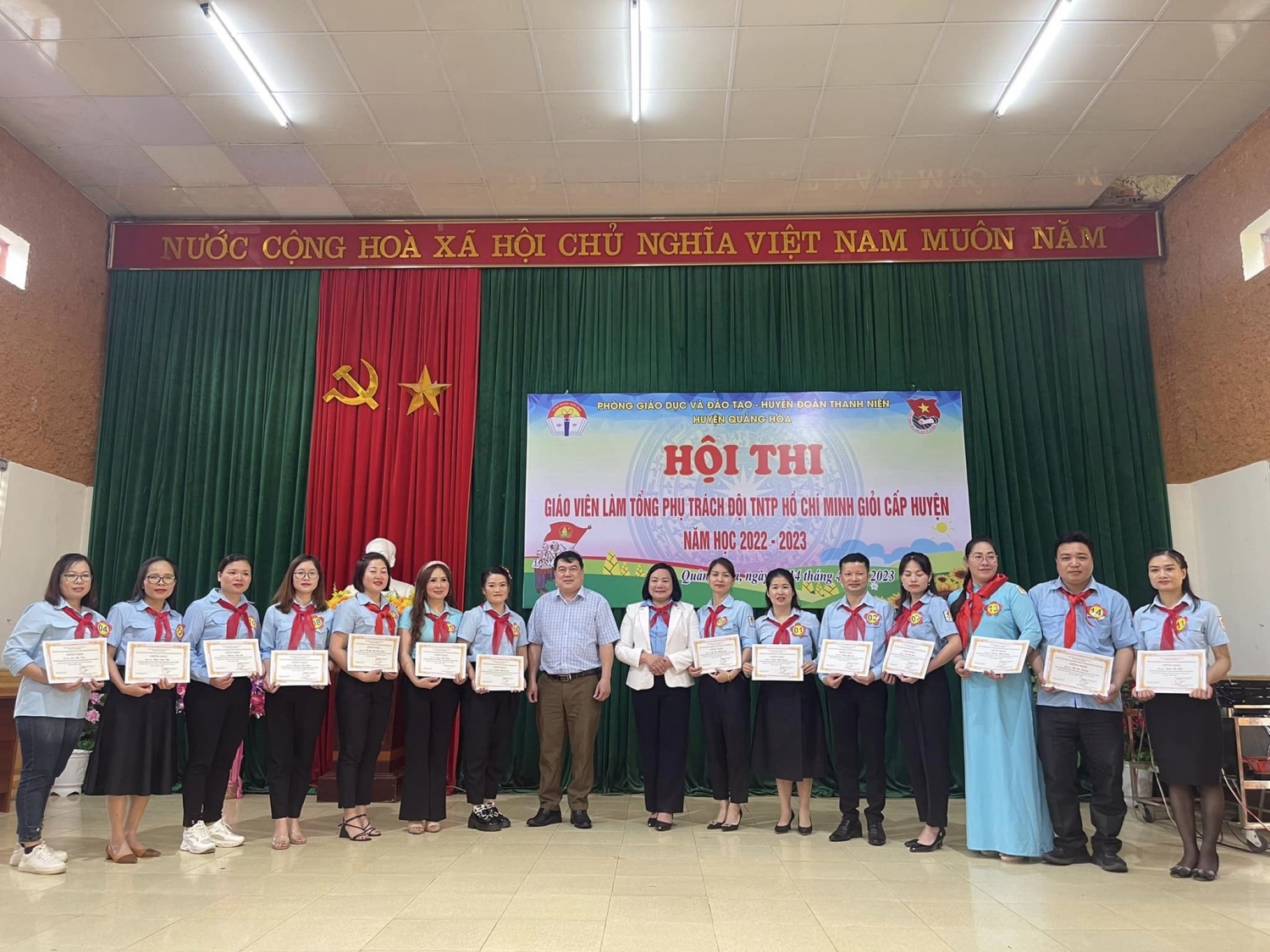 Lãnh đạo Phòng GD&ĐT huyện trao giấy chứng nhận cho 14 thí sinh đạt danh hiệu GV làm TPT Đội giỏi