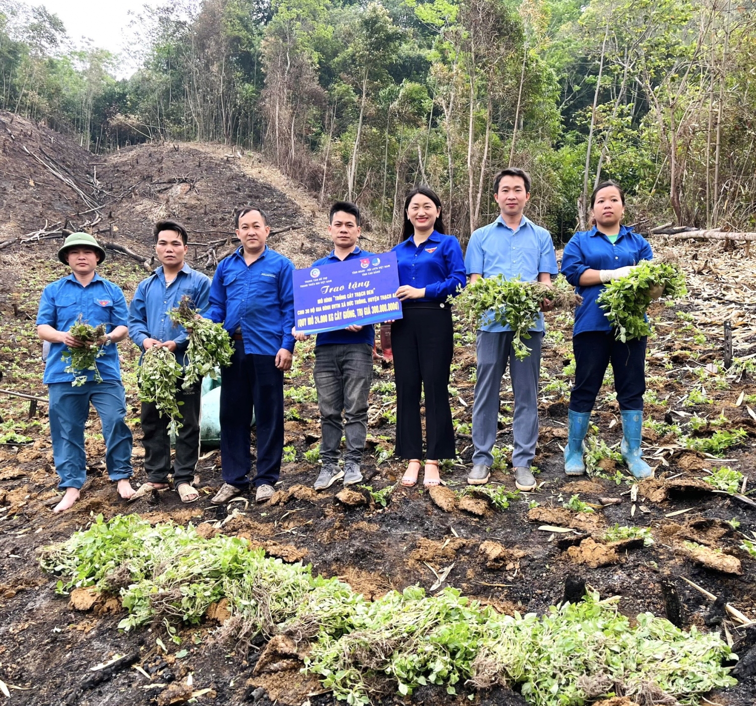 Đoàn công tác trao tặng kinh phí hỗ trợ 300 triệu đồng cho 30 hộ gia đình ĐVTN có mô hình khởi nghiệp trồng cây thạch đen