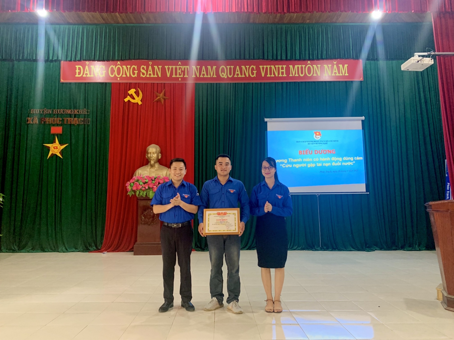Ban Thường vụ Huyện đoàn Hương Khê trao tặng giấy khen cho đồng chí Nguyễn Ngọc Quyết