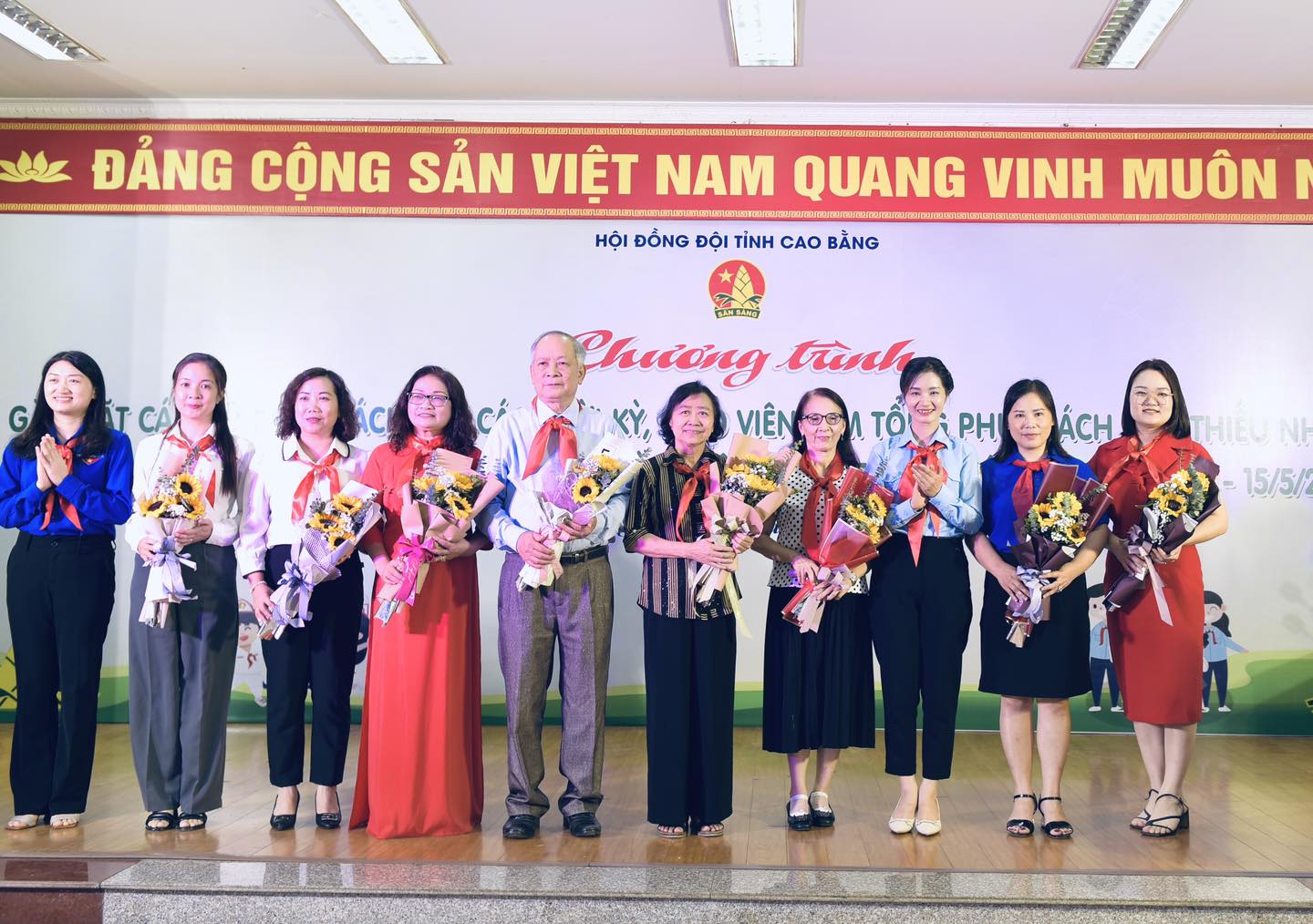 Ban tổ chức trao tặng hoa cho các đồng chí nguyên lãnh đạo Hội đồng Đội các thời kỳ và các đồng chí Uỷ viên Hội đồng Đội khoá XIV.