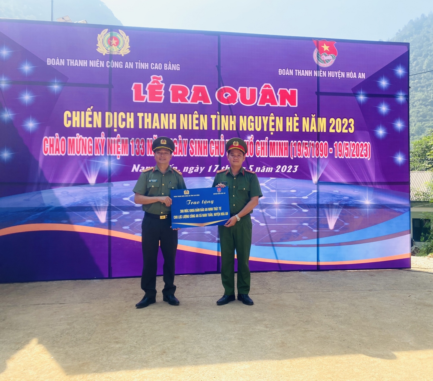 Chương trình đã trao tặng 300 móc khoá đảm bảo an ninh trật tự cho Công an xã Nam Tuấn, huyện Hòa An