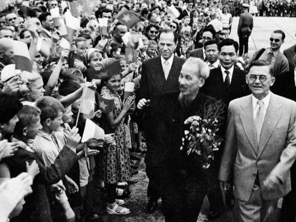 Nhân dân Thủ đô Warsawa nhiệt liệt chào đón Chủ tịch Hồ Chí Minh sang thăm nước Cộng hòa nhân dân Ba Lan (năm 1957) - Ảnh: hochiminh.vn