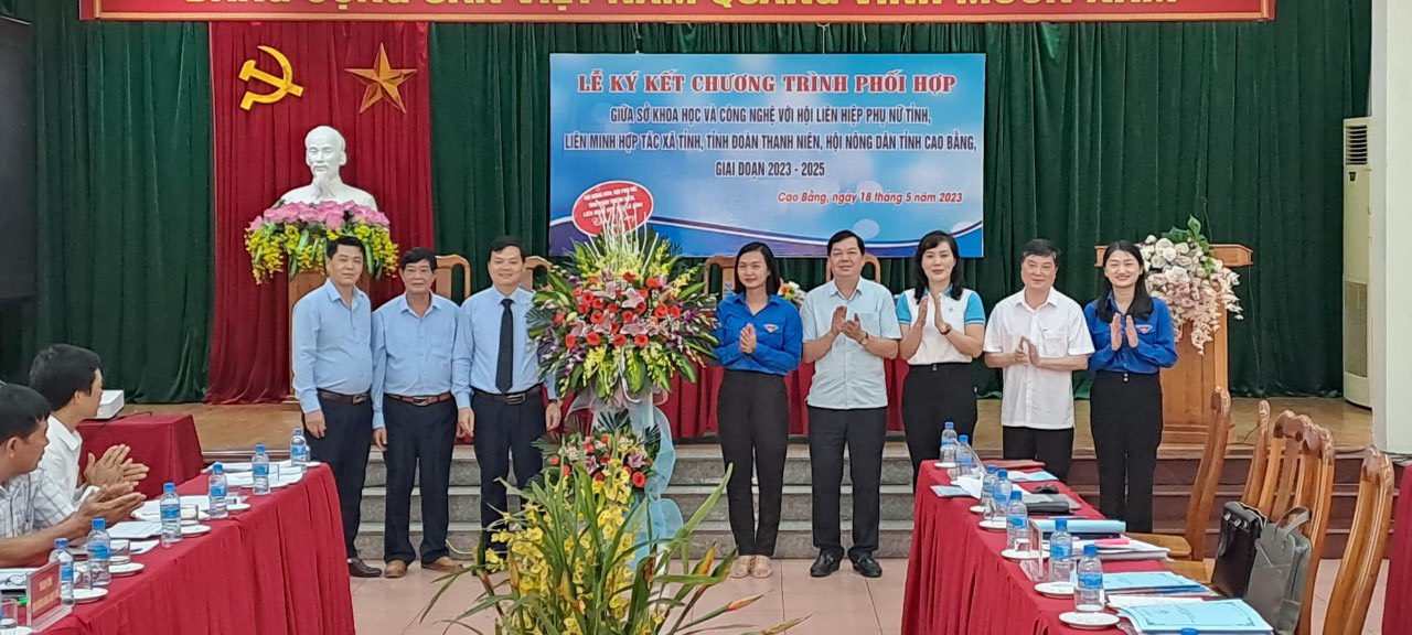 Đại diện lãnh đạo các đơn vị tặng hoa nhân kỷ niệm ngày Khoa học và Công nghệ Việt Nam 18 5