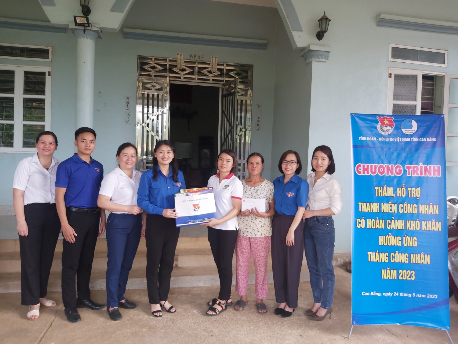Đoàn công tác thăm hỏi, tặng quà gia đình đồng chí Nông Thị Nhung - Nhân viên bán hàng tại Siêu thị Ngọc Xuân, thành phố Cao Bằng