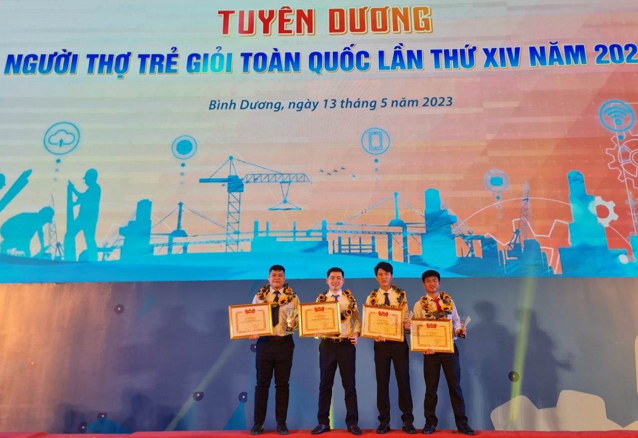 Đồng chí Hoàng Xuân Hải chụp ảnh lưu niệm tại Lễ tuyên dương “Người thợ trẻ giỏi” toàn quốc lần thứ XIV, năm 2023 (người ngoài cùng, phía bên trái)