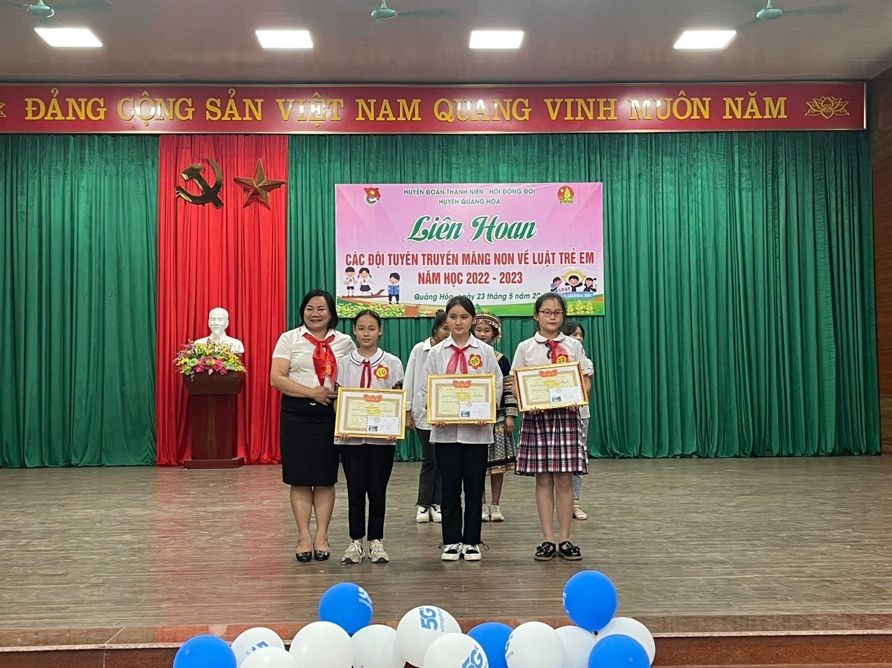 Đồng chí Nguyễn Ánh Tiếp - Phó trưởng Phòng GD&ĐT huyện, phó Chủ tịch Hội đồng Đội huyện trao giải ba cho các đội thi