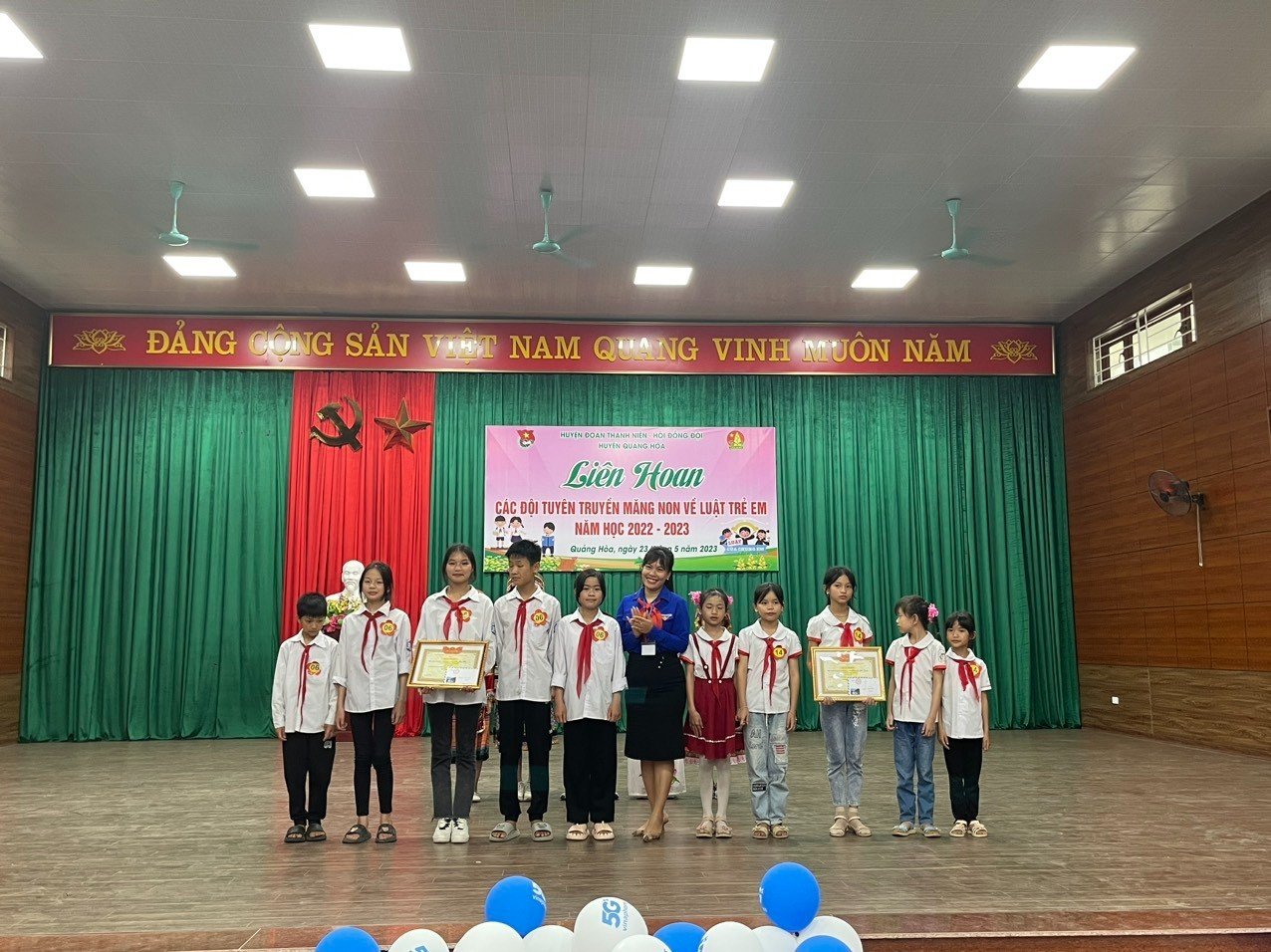 Đồng chí Nguyễn Ngọc Anh - Phó Bí thư huyện đoàn, Chủ tịch Hội đồng Đội huyện trao giải nhì cho các đội thi
