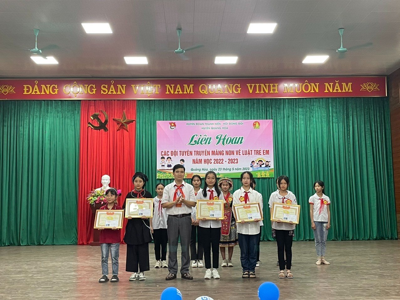 Đồng chí Nguyễn Văn Tuấn - Phó trưởng Phòng LĐTB&XH trao giải khuyến khích cho các đội thi