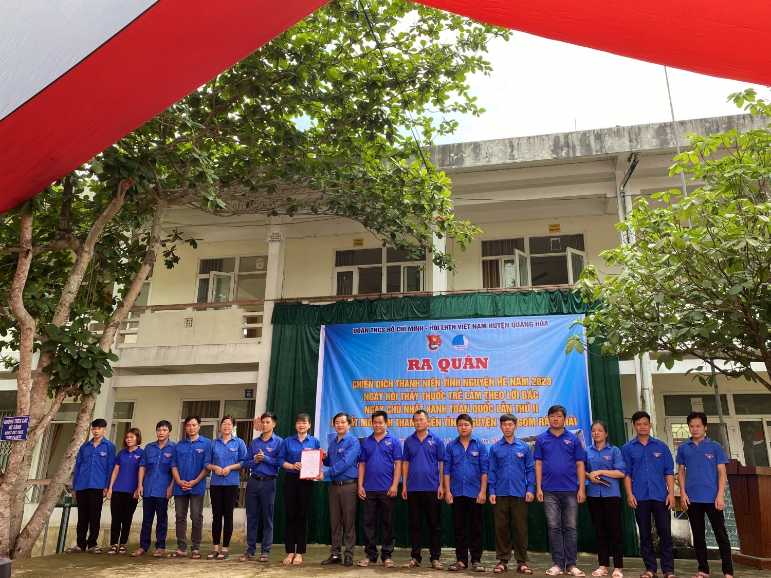 Đồng chí Nông Vĩnh Nam - Bí thư Huyện Đoàn, chủ tịch Hội LHTN Việt Nam huyện trao quyết định thành lập mô hình thanh niên tình nguyện thu gom rác thải xã Tiên Thành.