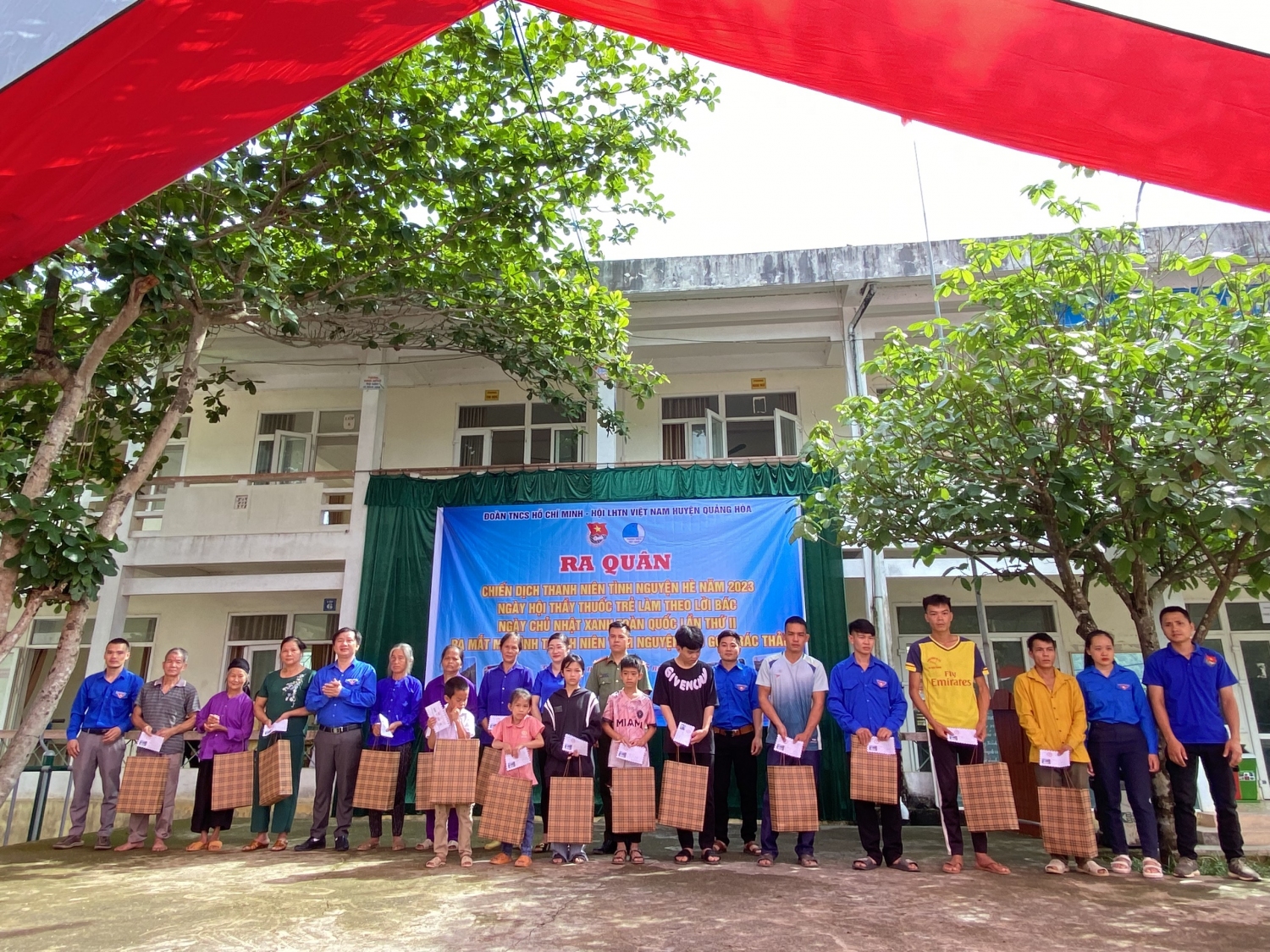 Đồng chí Nông Vĩnh Nam - Bí thư Huyện Đoàn, chủ tịch Hội LHTN Việt Nam huyện và đại diện các chi đoàn trực thuộc tặng quà cho các gia đình chính sách, ĐVTN, học sinh có hoàn cảnh khó khăn.