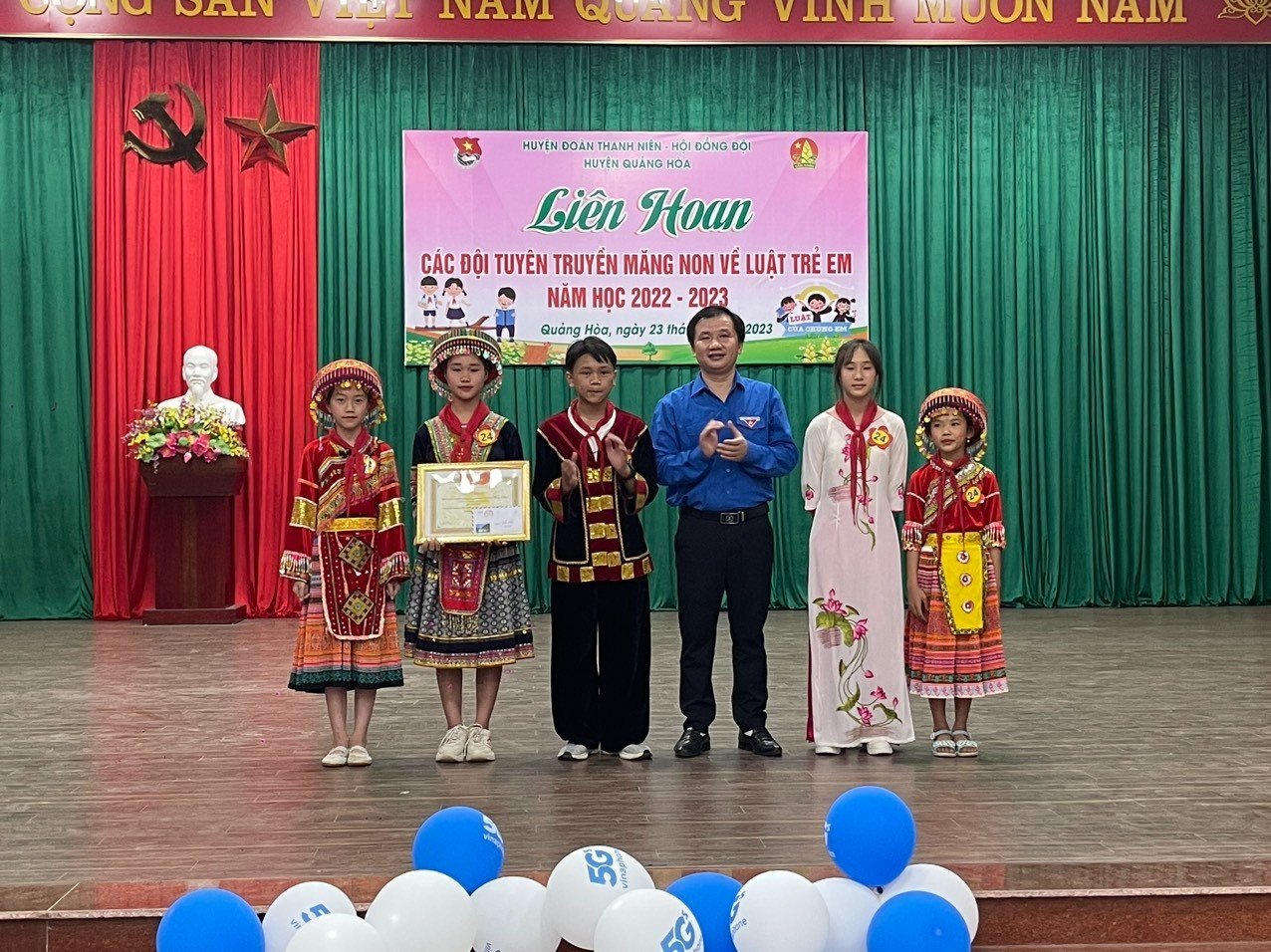 đồng chí Nông Vĩnh Nam - Bí thư huyện đoàn trao giải nhất cho đội thi trường TH&THCS Háng Chấu (cụm 2)