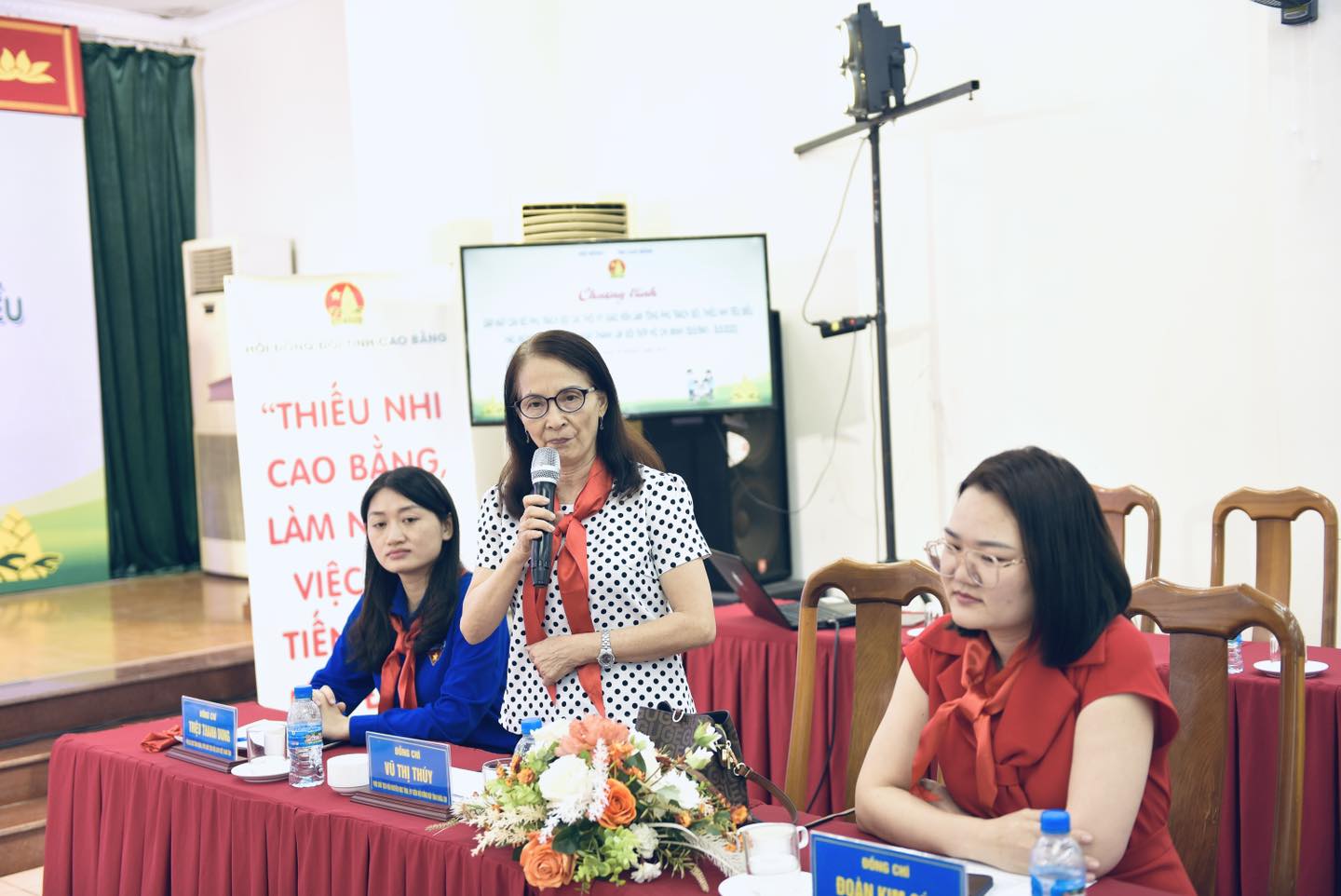 Đồng chí Vũ Thị Thuý - Phó Chủ tịch Hội Khuyến học tỉnh, Uỷ viên Hội đồng Đội tỉnh phát biểu chia sẻ kinh nghiệm.