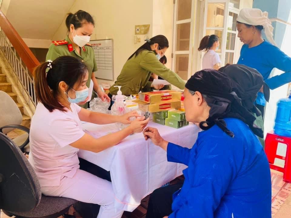 ĐVTN Công an tỉnh và ĐVTN huyện Hà Quảng ra quân Ngày Chủ nhật xanh khám bệnh, phát thuốc miễn phí cho bà con nhân dân
