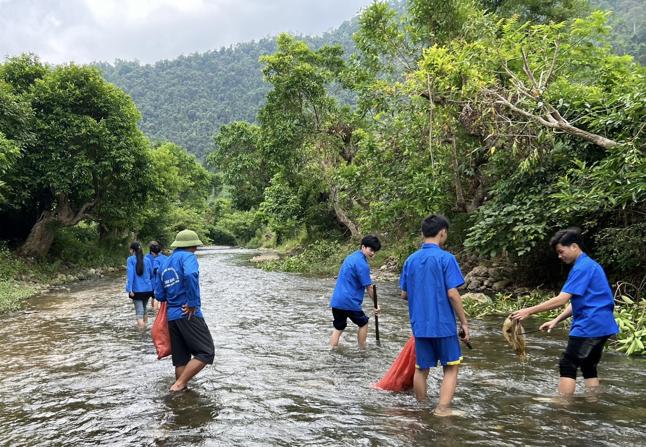 ĐVTN huyện Bảo Lạc thu gom rác thải ở lòng sông, suối