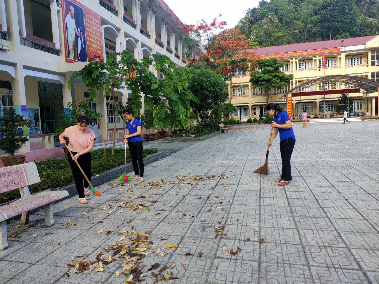 ĐVTN huyện Bảo Lâm ra quân Ngày Chủ nhật xanh, dọn dẹp vệ sinh khuôn viên trường học 1